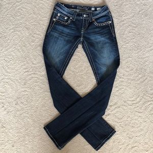 🤶Miss Me jeans Sz 26 straight leg lightly embellished and in perfect condition!